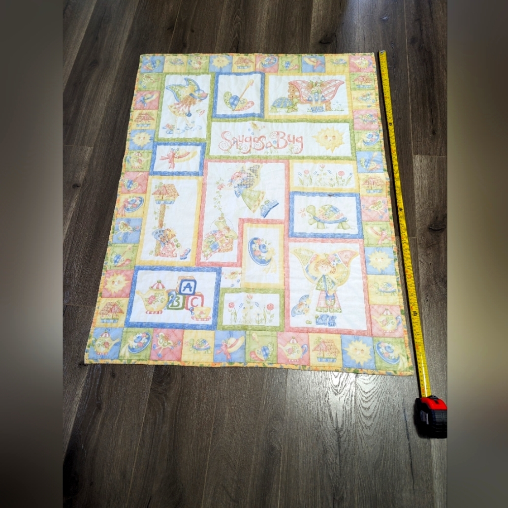 Baby crib quilt. Snug as a Bug. Pastel colours. Animal characters. Paisley back.